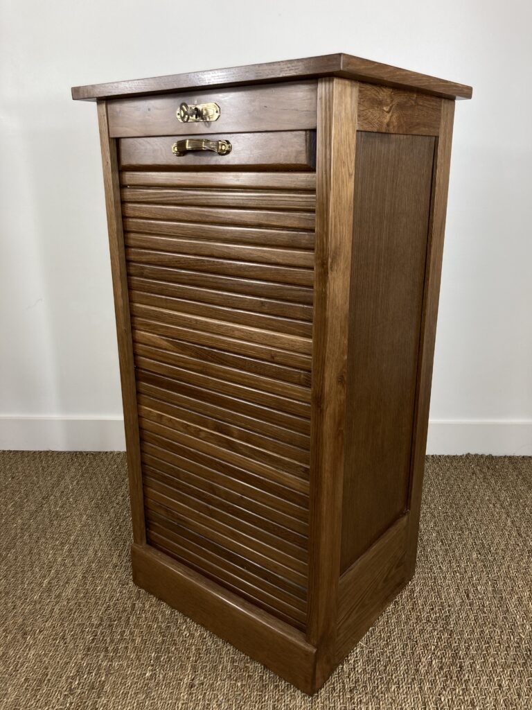 Meuble ancien à rideau en bois restauré