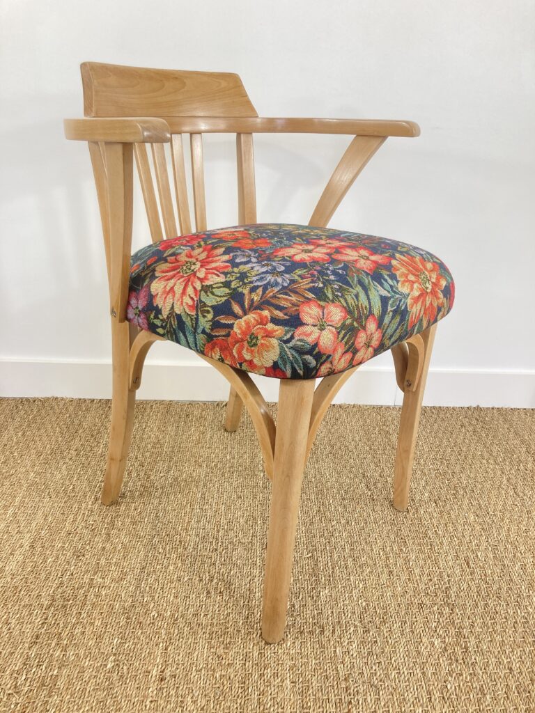 Fauteuil ancien en bois restauré avec assise en tissu