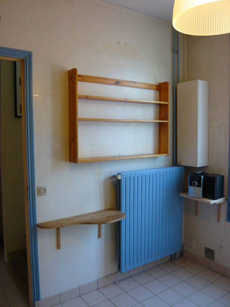 Espace avant la réalisation des rangements sur mesure autour du radiateur