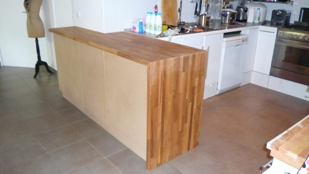 Meuble bar sur mesure en MDF avec plateau et retour en chêne massif
