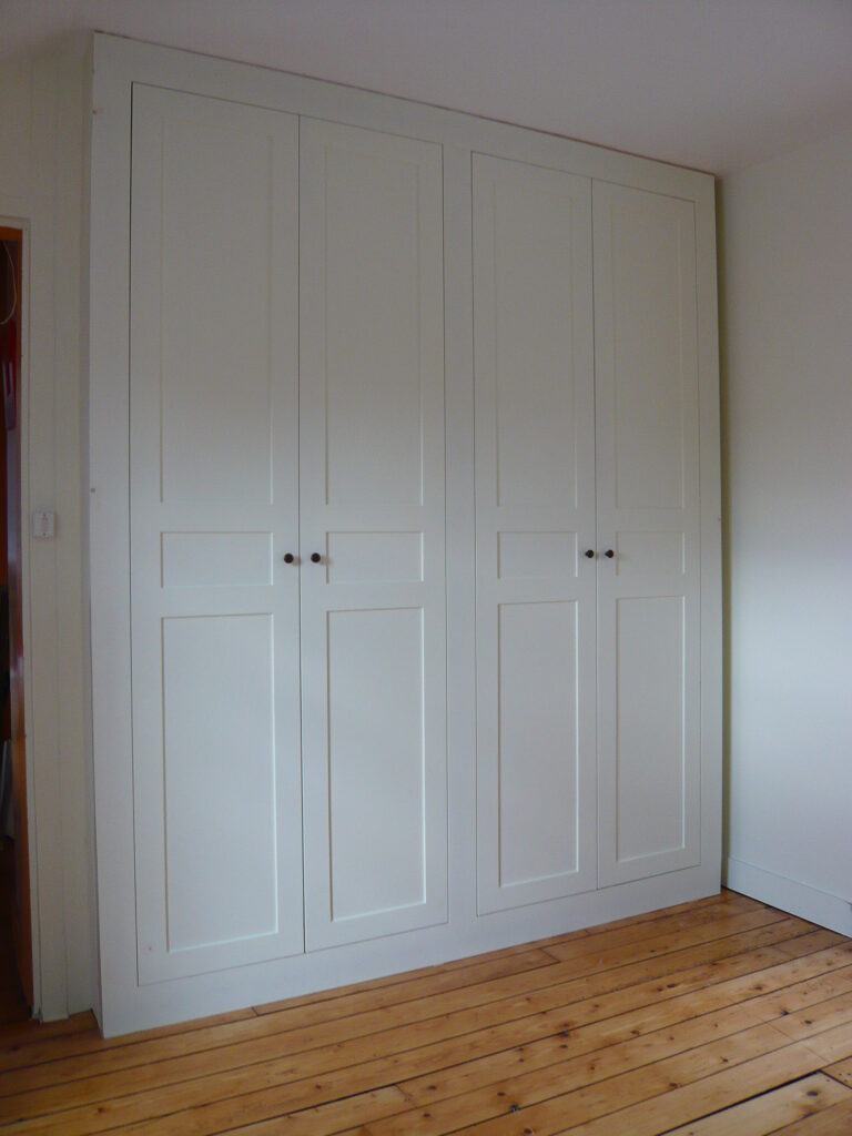 Placard-dressing sur mesure en MDF peint avec portes à panneaux moulurés