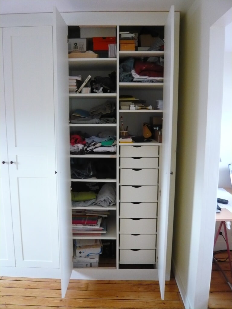 Intérieur du placard-dressing avec étagères et tiroirs sur mesure