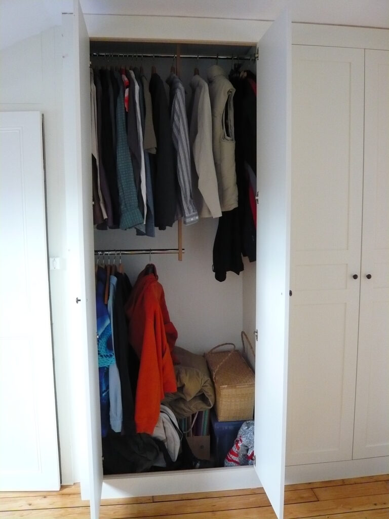 Intérieur du placard-dressing avec penderies sur mesure