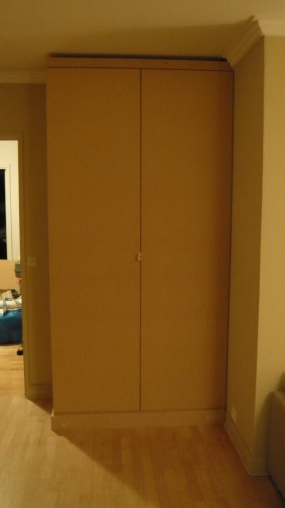 Placard sur mesure fermé intégré dans un angle de la pièce