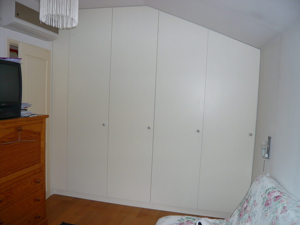 Dressing sur mesure fermé et adapté à la pente du plafond
