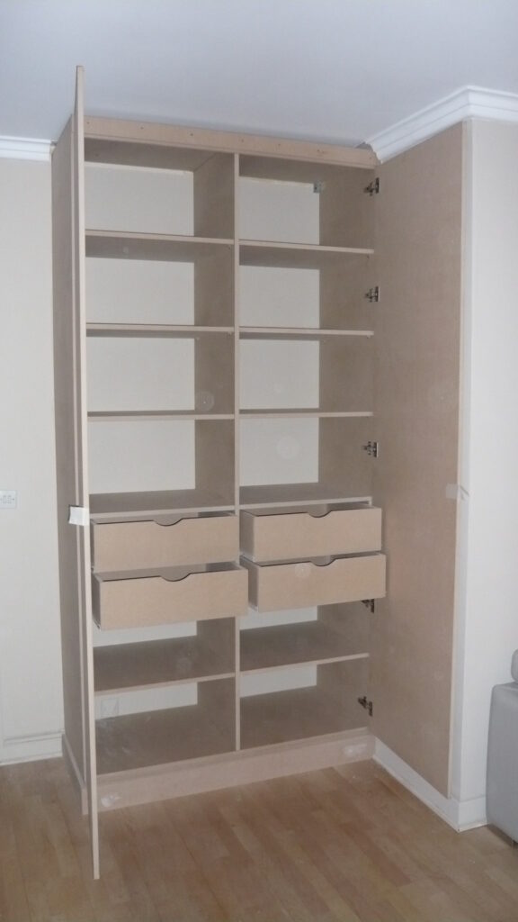 Placard sur mesure ouvert avec étagères et tiroirs