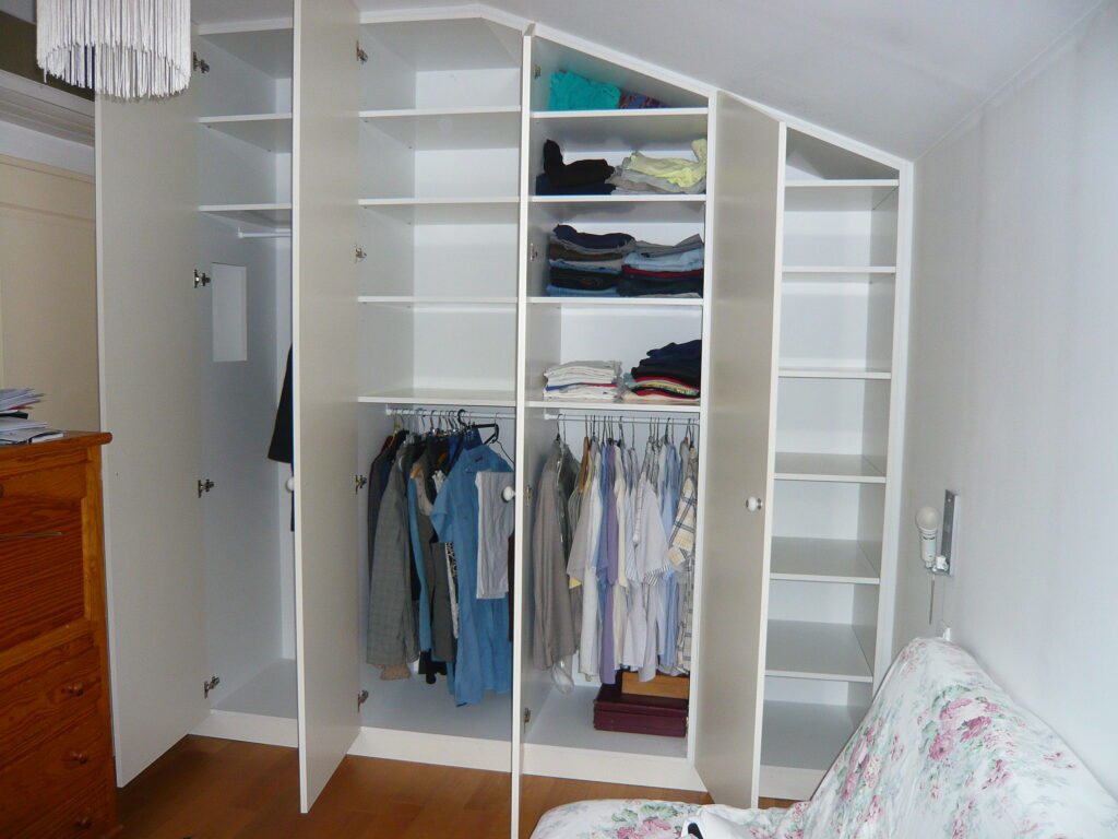 Dressing sur mesure ouvert avec penderies et étagères