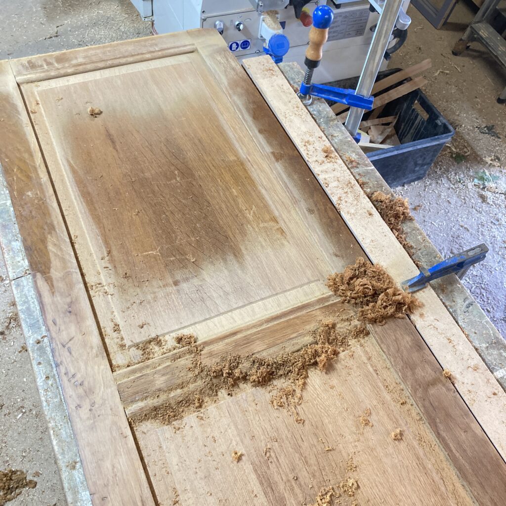 Restauration d'un meuble ancien en bois à l'atelier