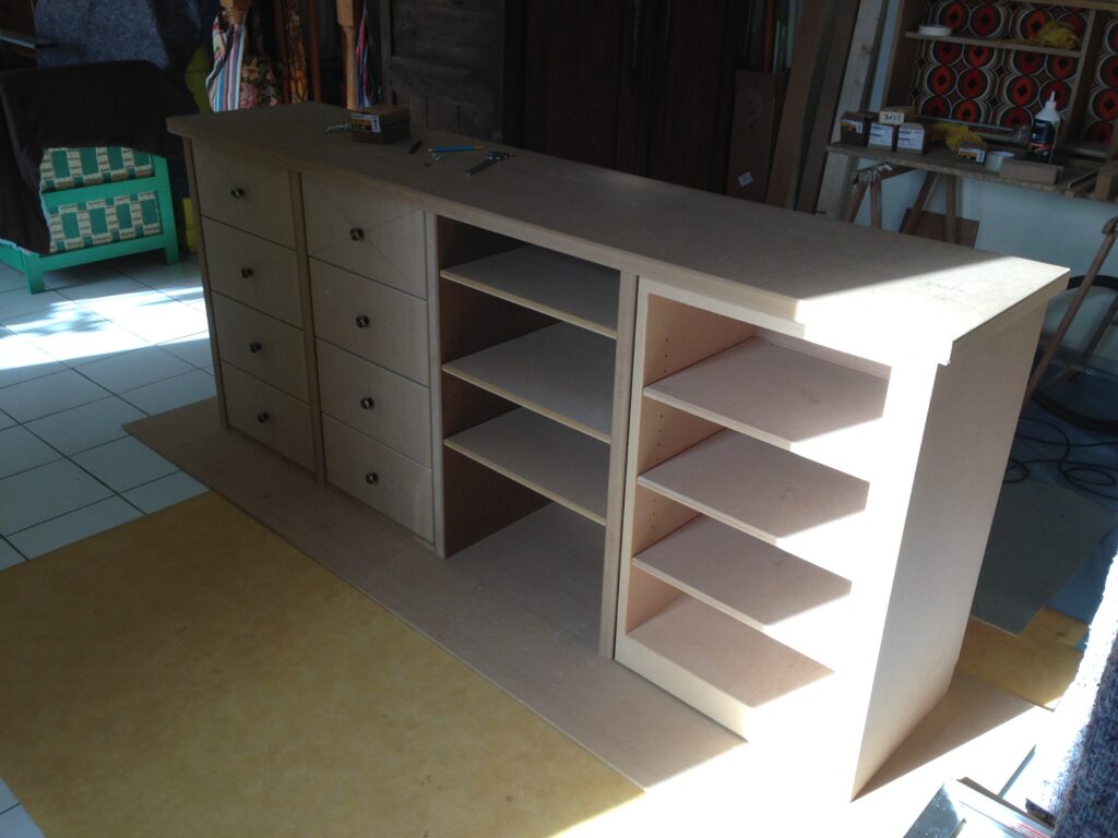 Meuble de rangement sur mesure en MDF avec tiroirs, niches et étagères