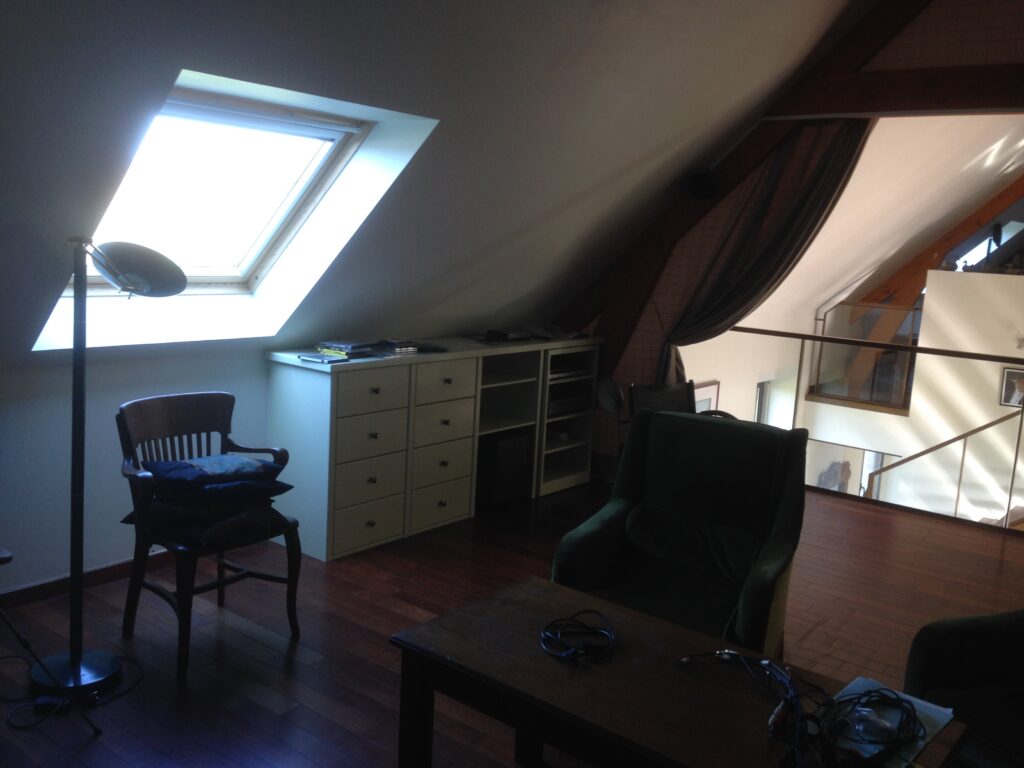 Rangements sur mesure installés sous les rampants des combles