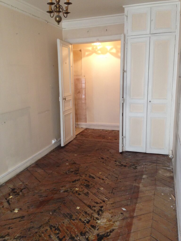 Parquet ancien en point de Hongrie avant rénovation