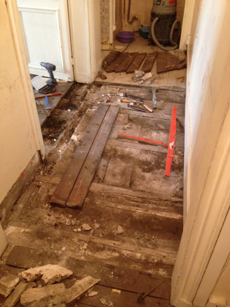 Dépose d’un parquet ancien et réparation des lambourdes