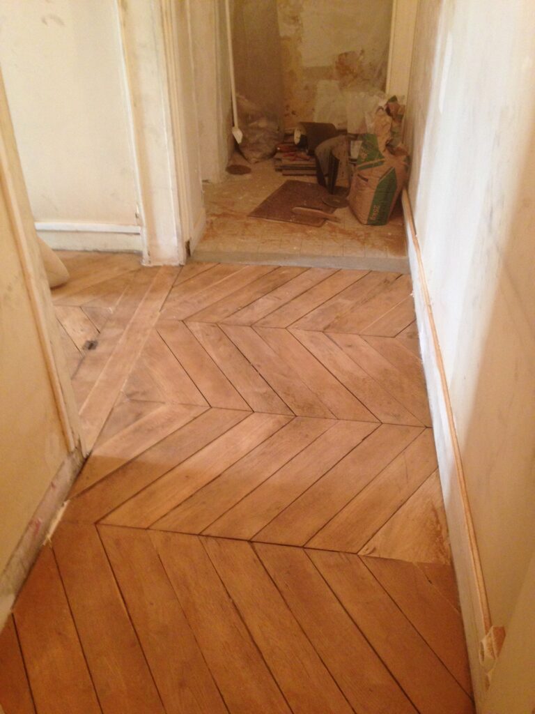 Raccord entre parquet ancien en point de Hongrie et lames droites