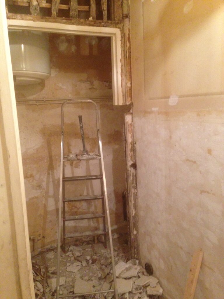 Dépose des anciens revêtements lors de la rénovation de la cuisine