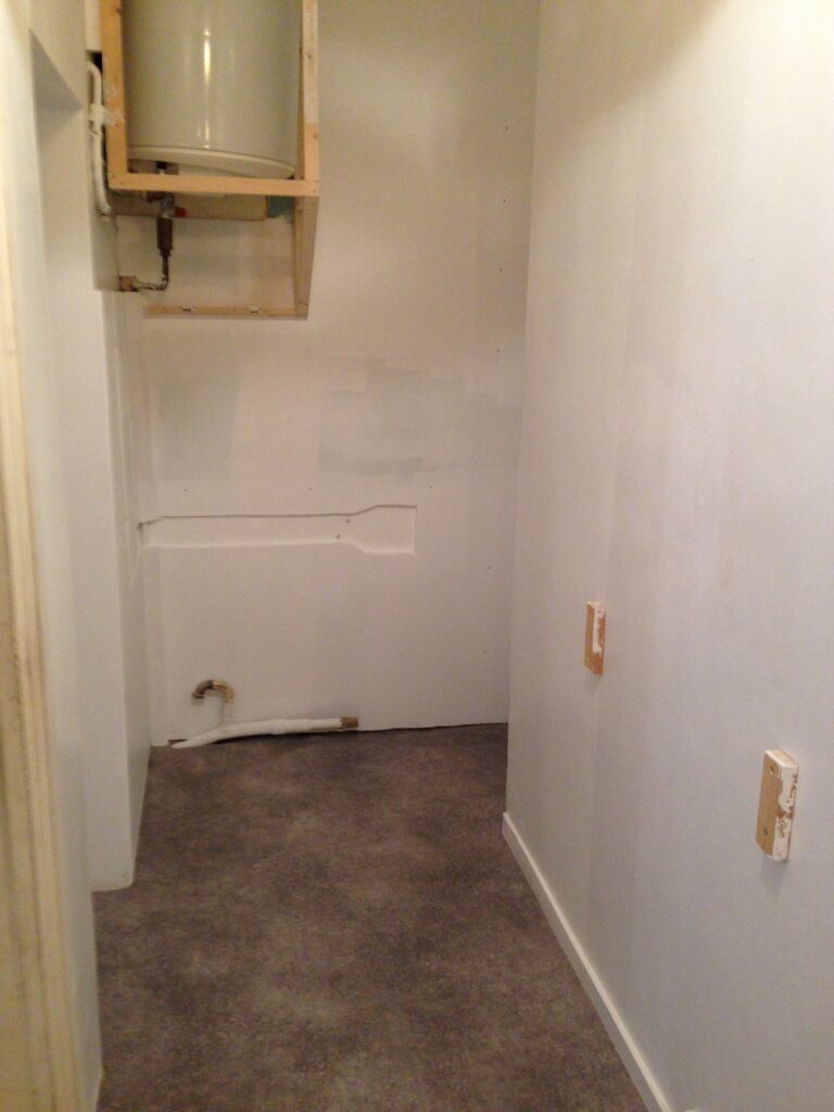 Petite cuisine rénovée avec nouvel aménagement en cours d’installation