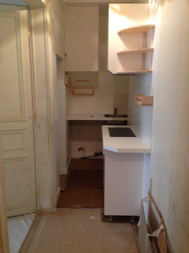 Nouvel aménagement d’une petite cuisine après rénovation