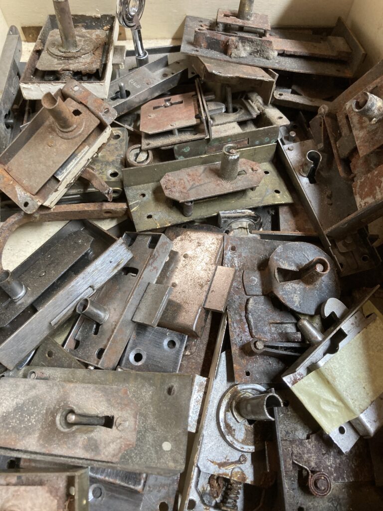 Quincaillerie ancienne conservée pour la restauration de meubles