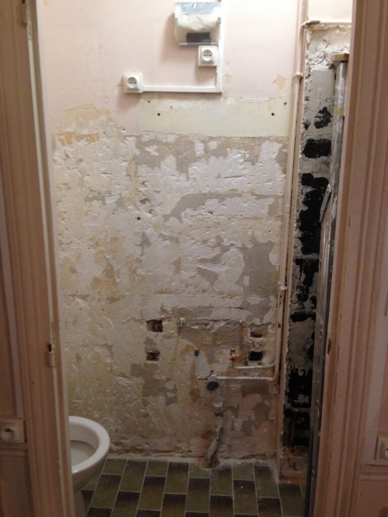 Petite salle d’eau avant rénovation et remise en état des murs