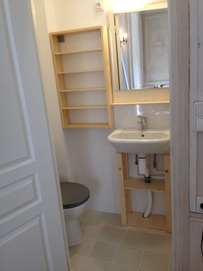 Petite salle d’eau rénovée avec aménagements en bois sur mesure