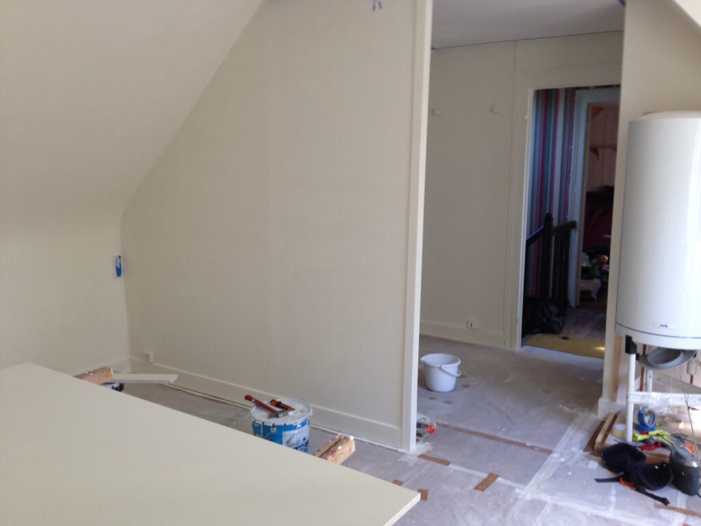 Rénovation d’une pièce sous combles en cours de travaux