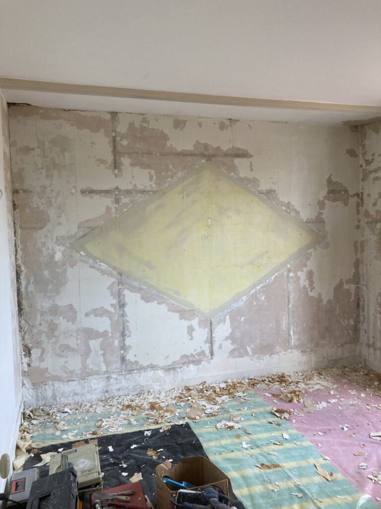 Chambre après dépose des anciens revêtements muraux