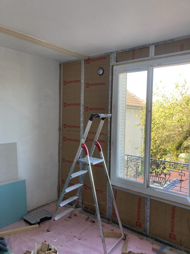 Isolation d’un mur de chambre autour d’une fenêtre pendant la rénovation