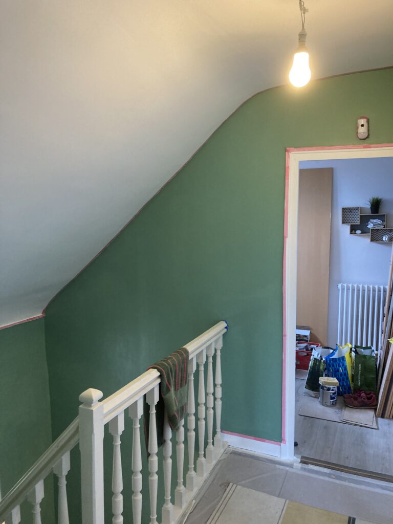 Cage d’escalier rénovée après réparation des murs et mise en peinture