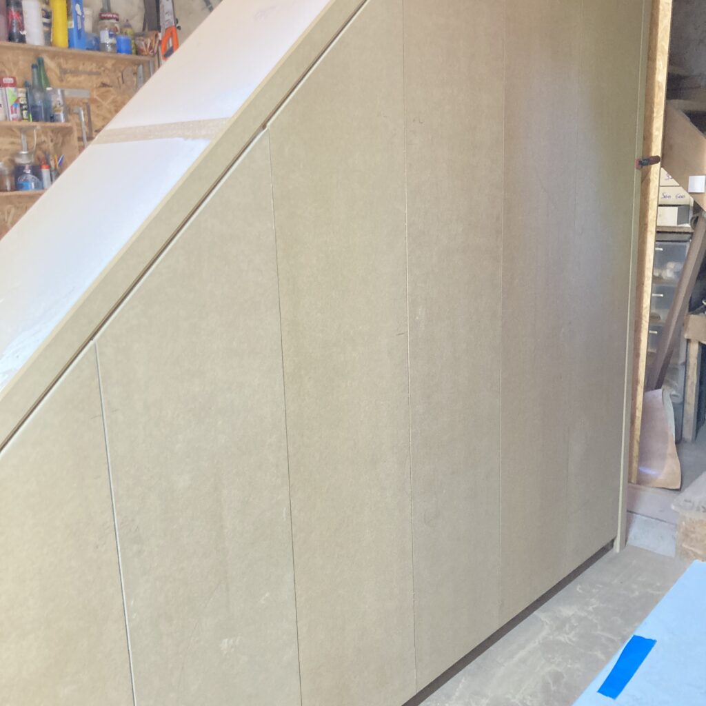 Fabrication en atelier des façades du placard sur mesure sous escalier