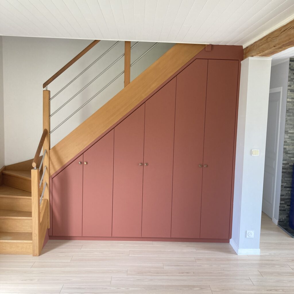 Placard sur mesure fermé et intégré sous l’escalier