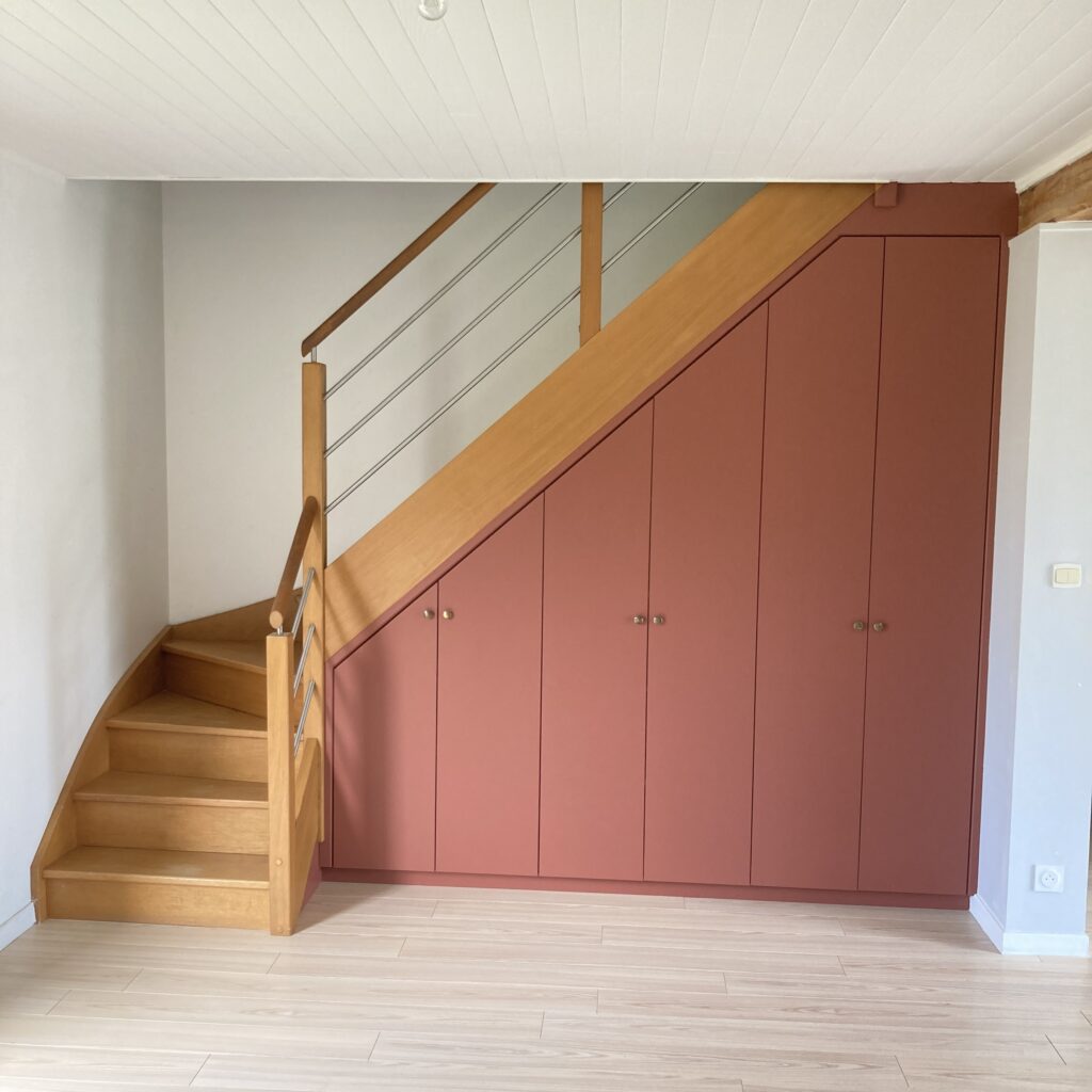 Agencement sur mesure sous escalier