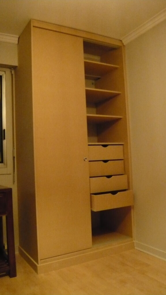 Rangement sur mesure avec étagères et tiroirs