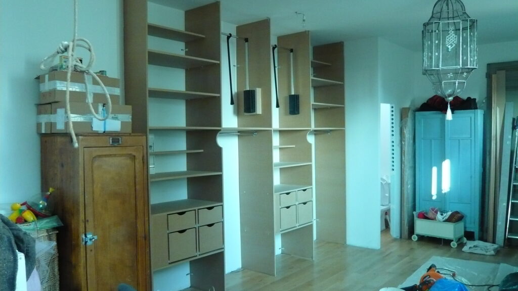 Bibliothèque et rangements sur mesure en cours d’installation