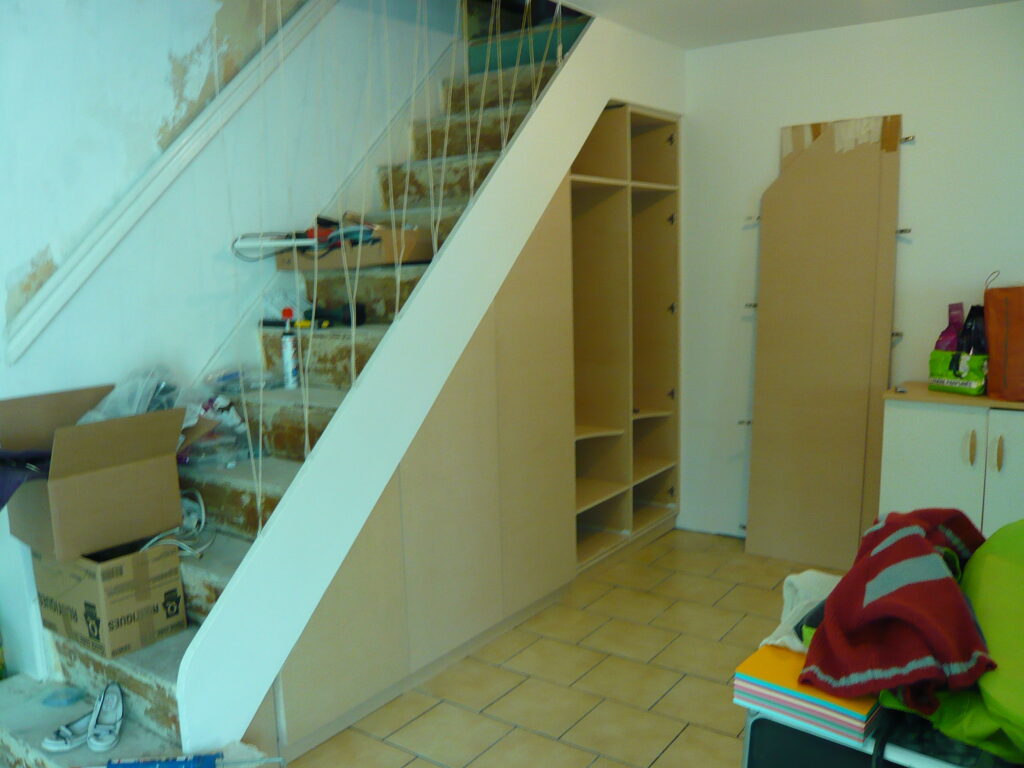 Structure du placard sous escalier avec rangements intérieurs