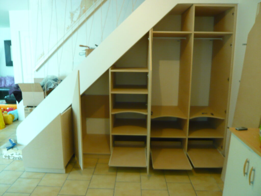 Placard sous escalier ouvert avec étagères et penderies