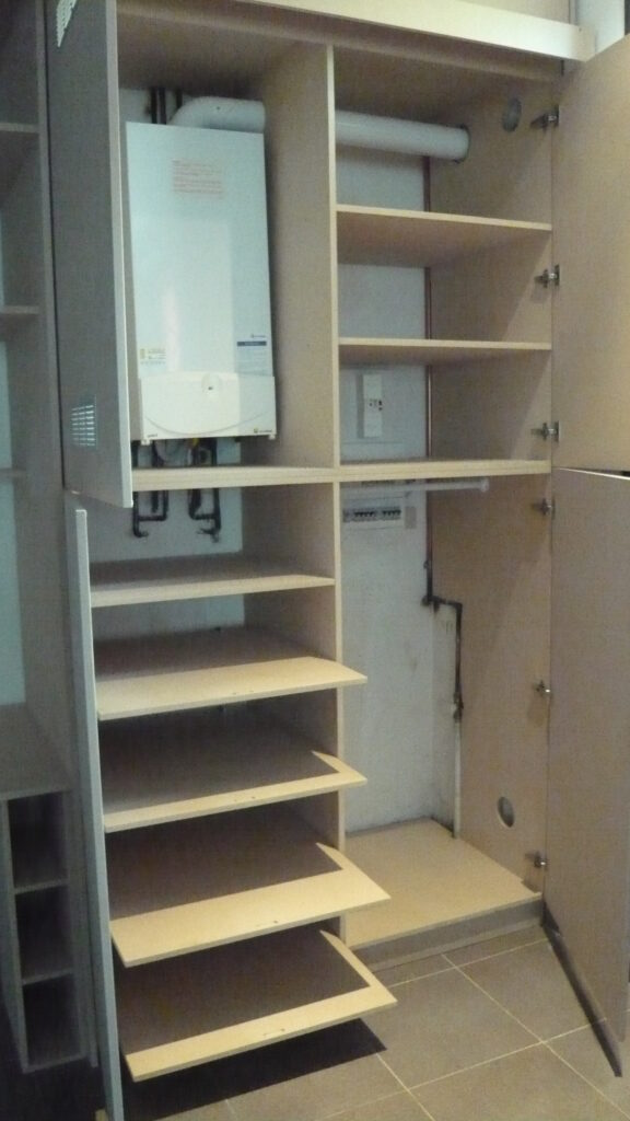 Rangements sur mesure autour d’une chaudière et d’un tableau électrique