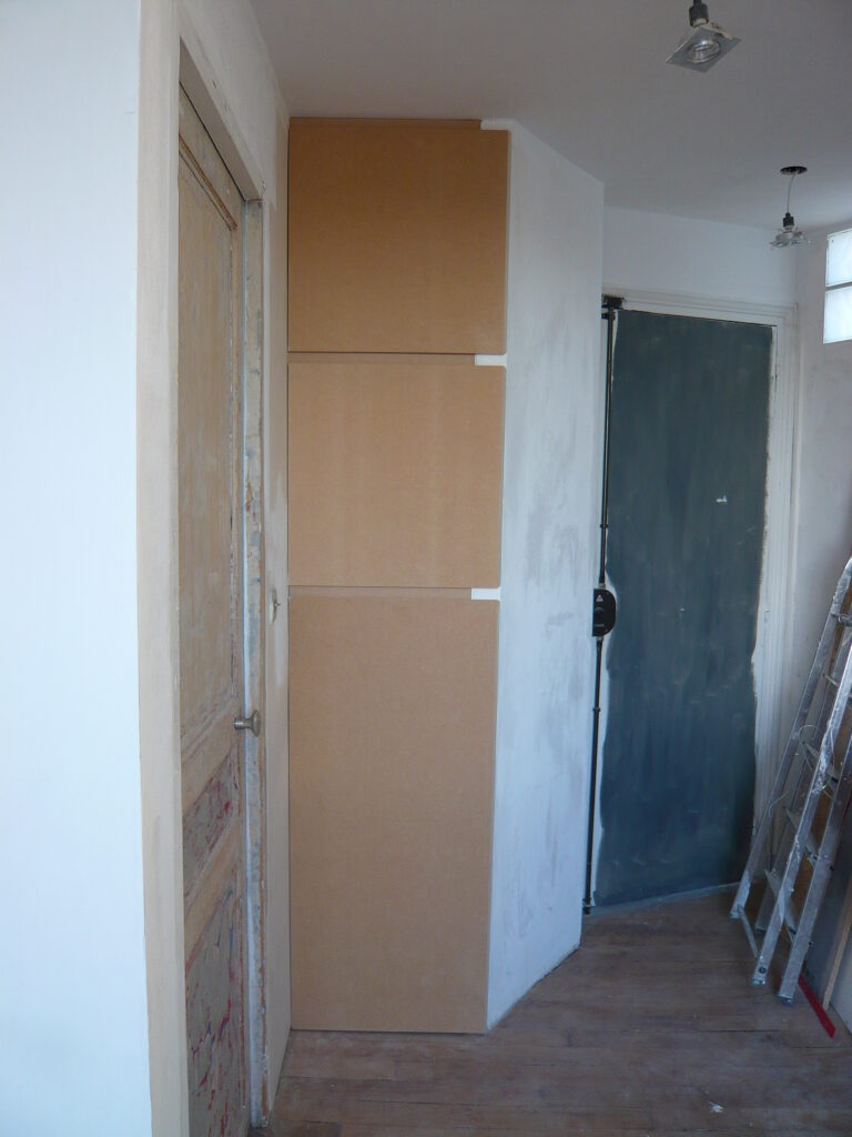 Réduit fermé par trois portes sur mesure en MDF