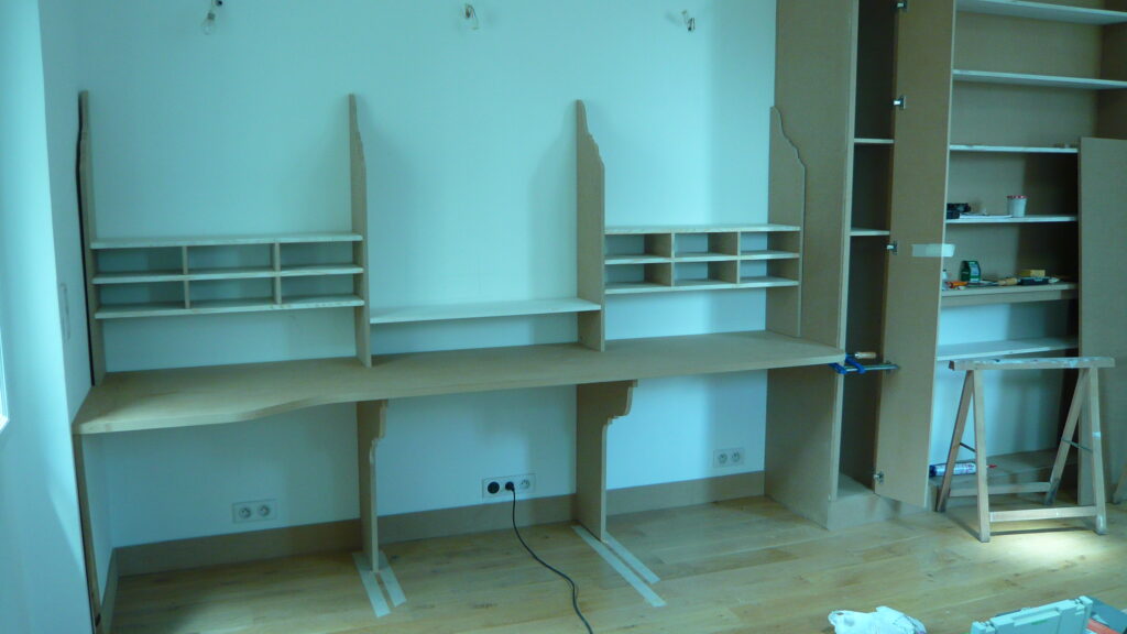 Espace bureau sur mesure avec étagères et rangements