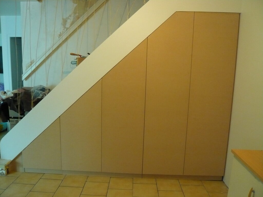 Placard sur mesure fermé sous escalier