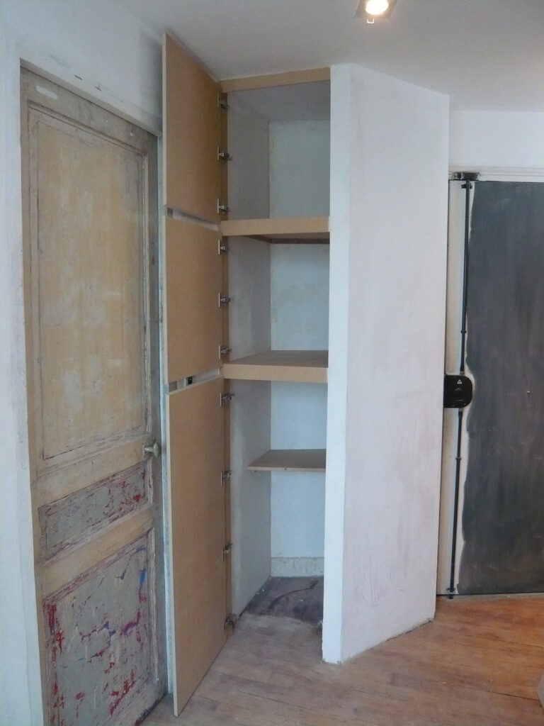 Aménagement intérieur du réduit avec étagères de rangement