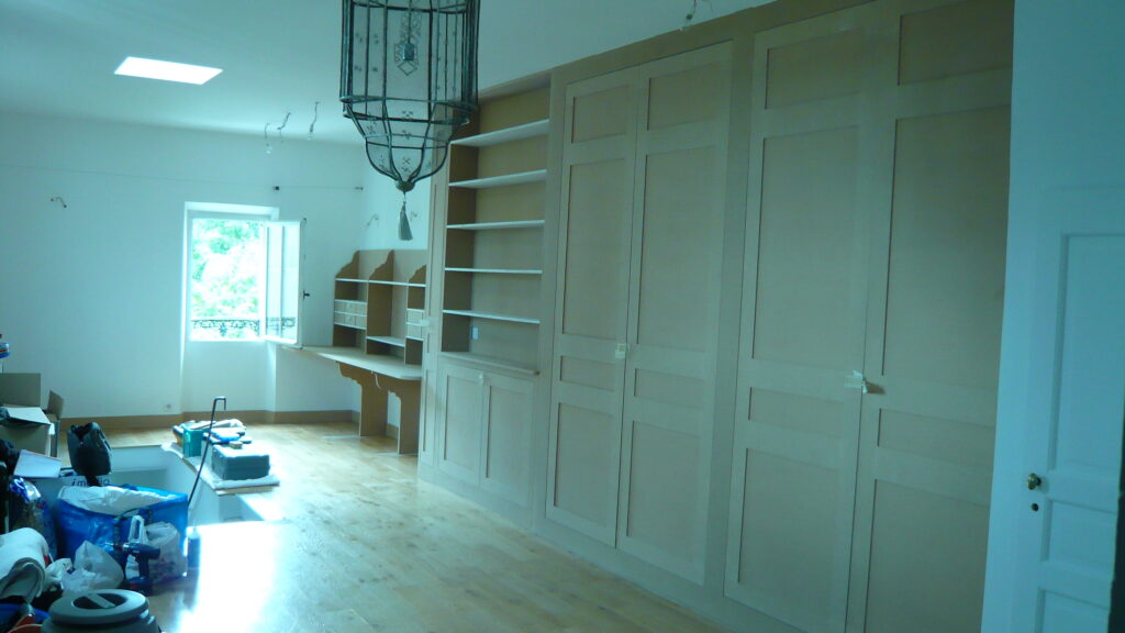 Ensemble de placards et rangements sur mesure intégrés sur toute la longueur de la pièce