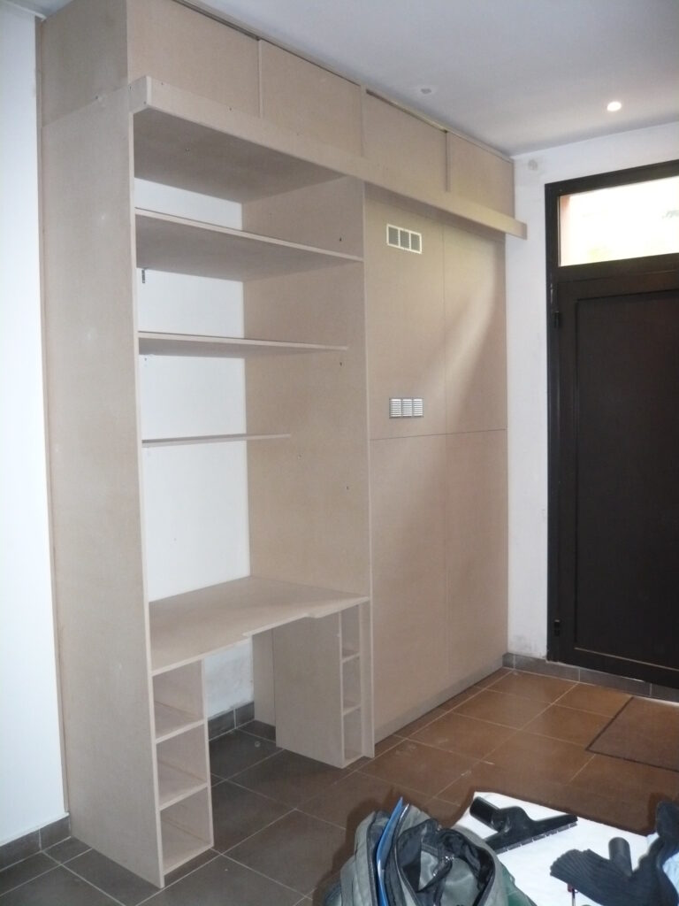 Aménagement sur mesure avec rangements et espace bureau intégré