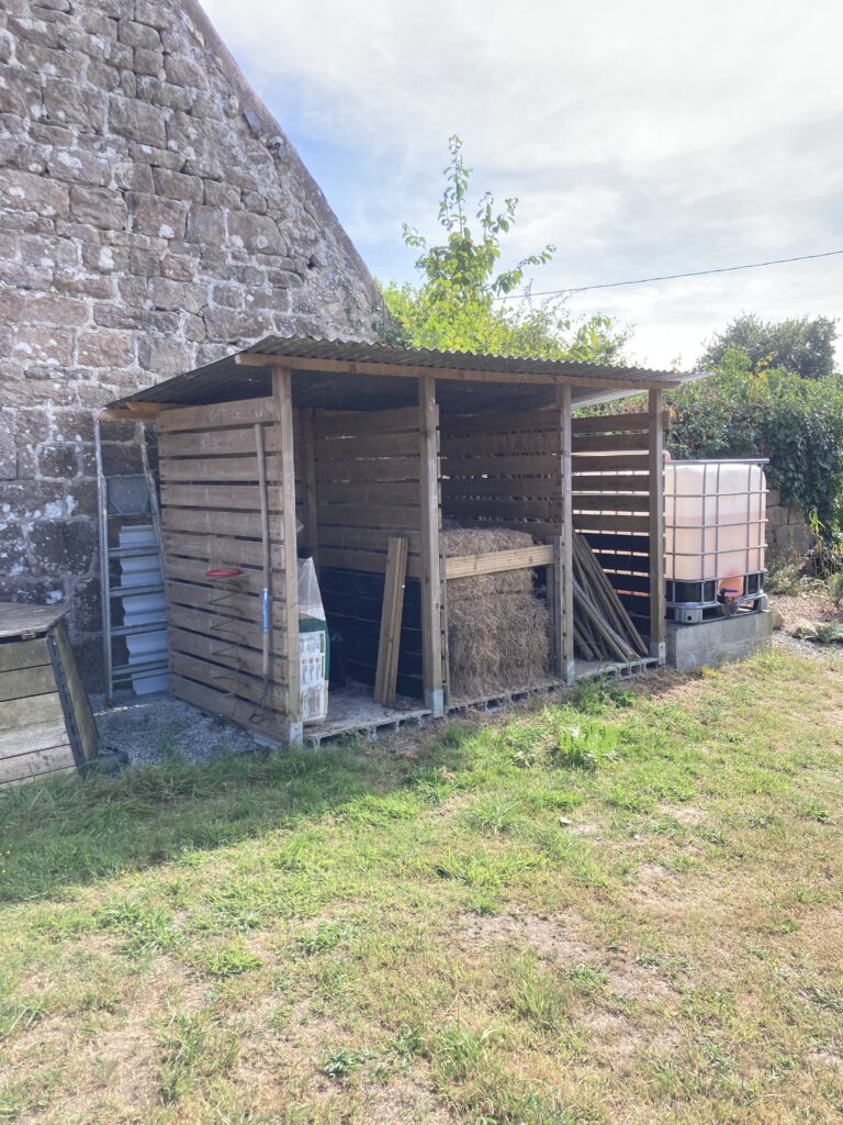Petit abri de rangement en bois pour le jardin