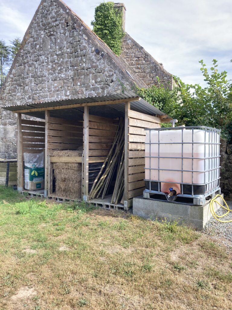 Abri de jardin en bois avec réserve d’eau de pluie