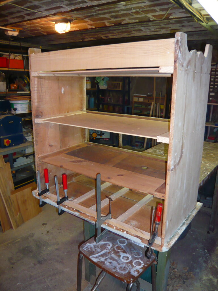 Restauration d’un meuble ancien en bois à l’atelier