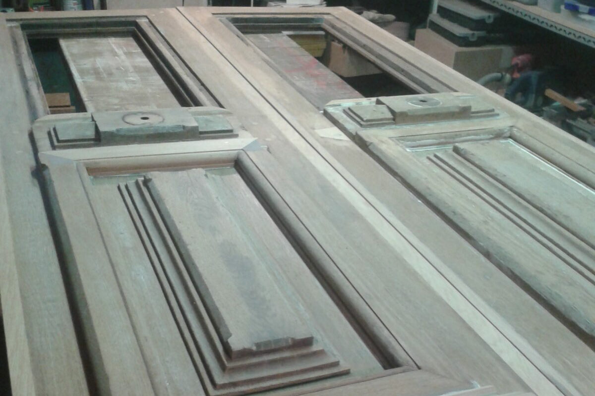 Restauration d’une porte d’entrée ancienne en chêne